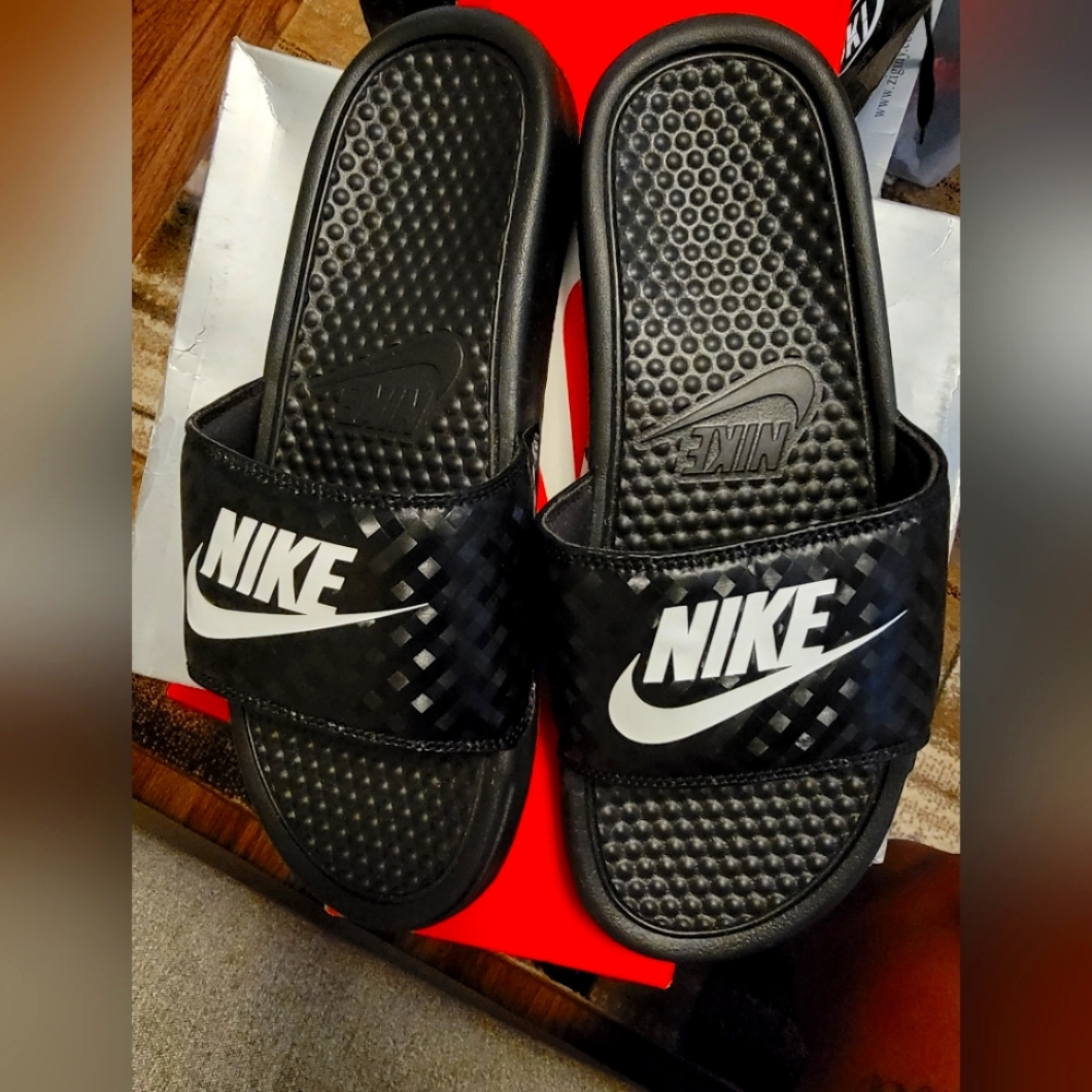 NIKE SLIDES